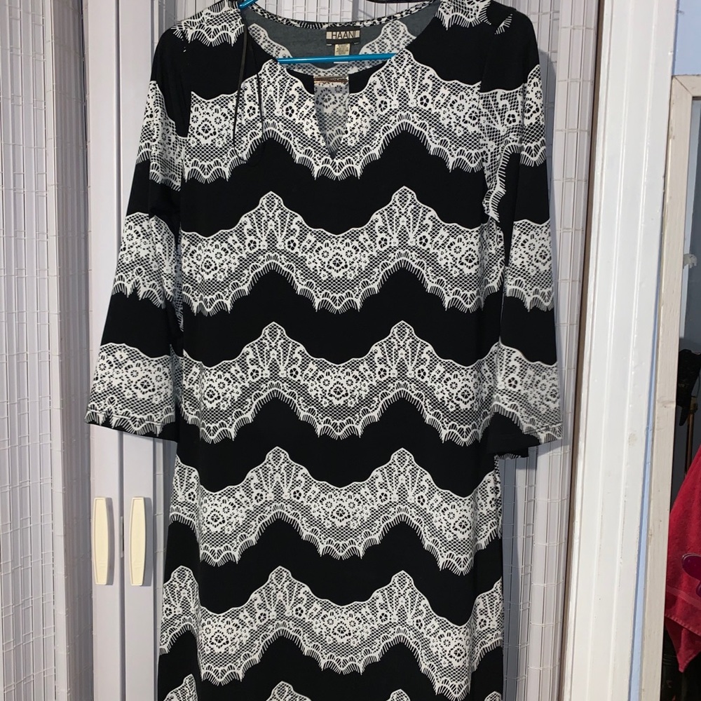 HAANI 3/4 sleeve, size small black & white